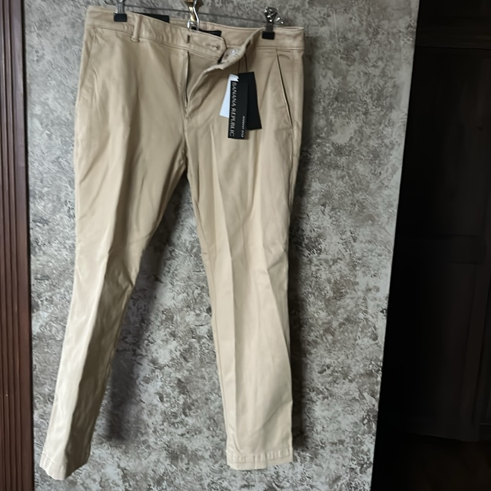 Women’s Banana Republic Tan 4-Short Side and Back Pockets Chino Stretch Pants - Picture 6 of 11